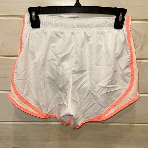 New Women’s Nike shorts size Small - Picture 2 of 4